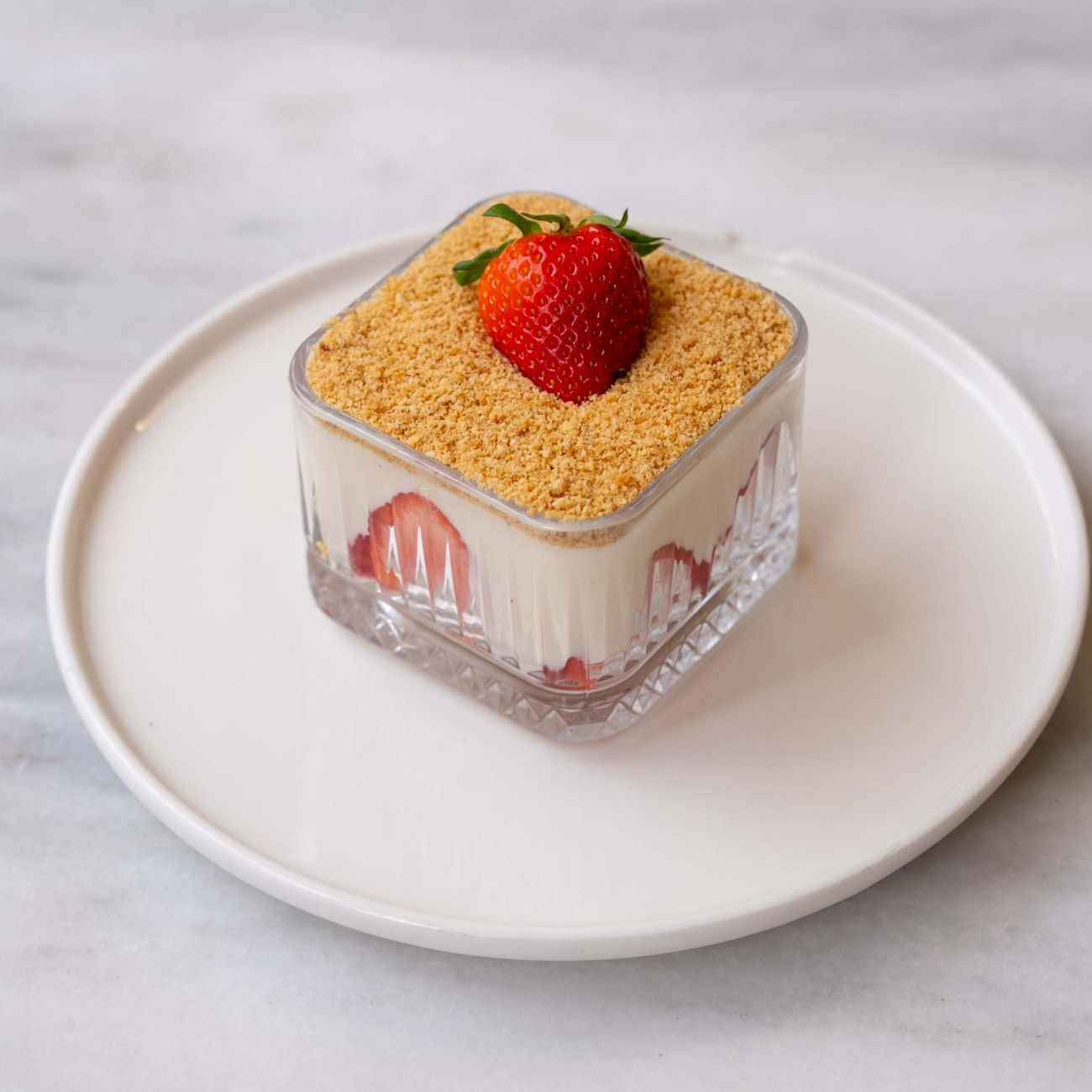 Çilekli Magnolia - Çilek, Bisküvi, Magnolia Kreması.