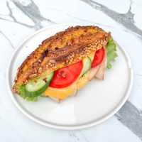 Hindi Fümeli Cheddarlı Ekşi Mayalı Sandviç