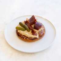 Humus Pastırmalı Bun
