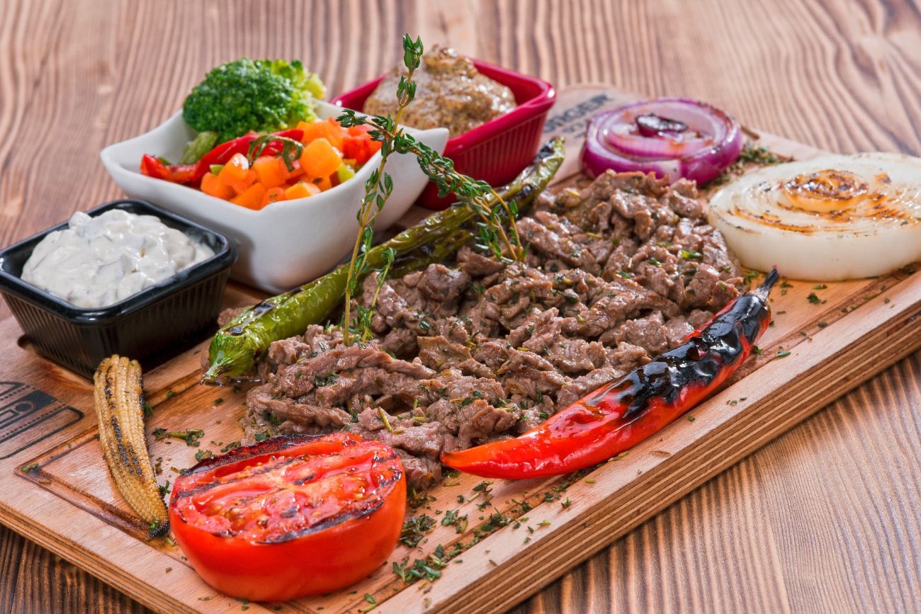 Steak Spaghetti - 250-300 Gr. Jülyen Kesim Bonfile Parçaları Özel Kreması ile İşlenmektedir.Lütfen Pişme Derecesini Belirtiniz. Garnitürleri ile Servis Edilmektedir.