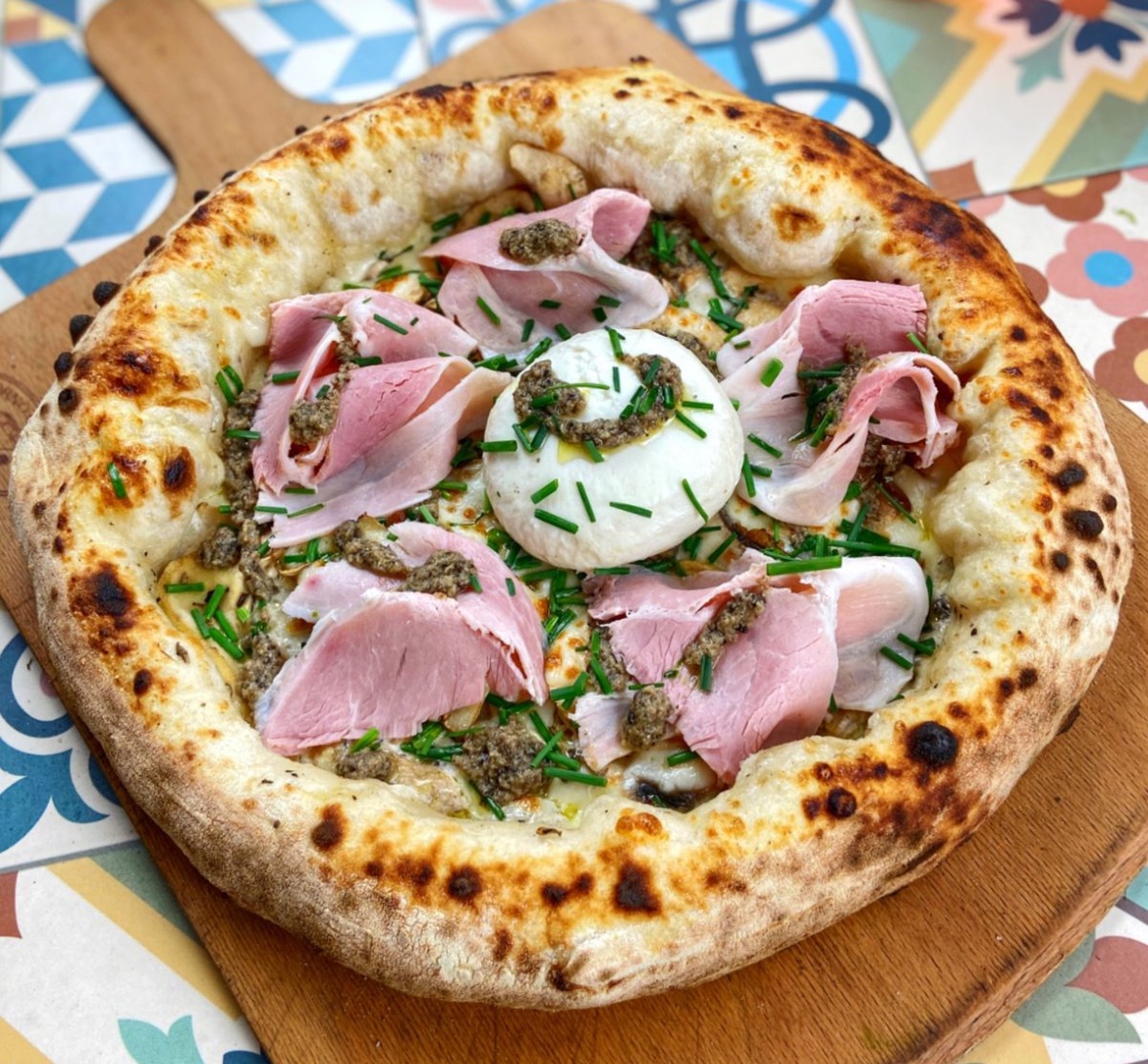 Pizza Smoked Rib&Burrata(Favori) - Domates Sos, Dana Füme Kaburga, Kiraz Domates, Taze Fesleğen Sos, Taze Manda Burrata Peyniri, Roka, Parmigiano Reggiano Parmesan, Modena Balsamik Glaze ve Badem Kıtırları ile.
