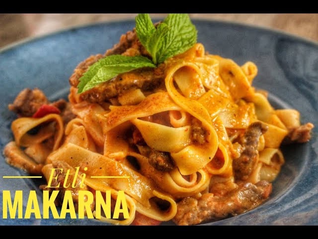 Fettucine Verdure - Taze Hamur Fettucine, Dana Bonfile, Baby Mozzarella, Parmesan, Taze Frenk Soğanı ve Közlenmiş kırmızı acı biber, közlenmiş patlıcan, domates, havuç, siyah zeytin, mısır tane, ile harmanladığımız sosumuzu krema sos ile servis ediyoruz. Hamur sebze ürünleri ile yeşil renklendirilmektedir.