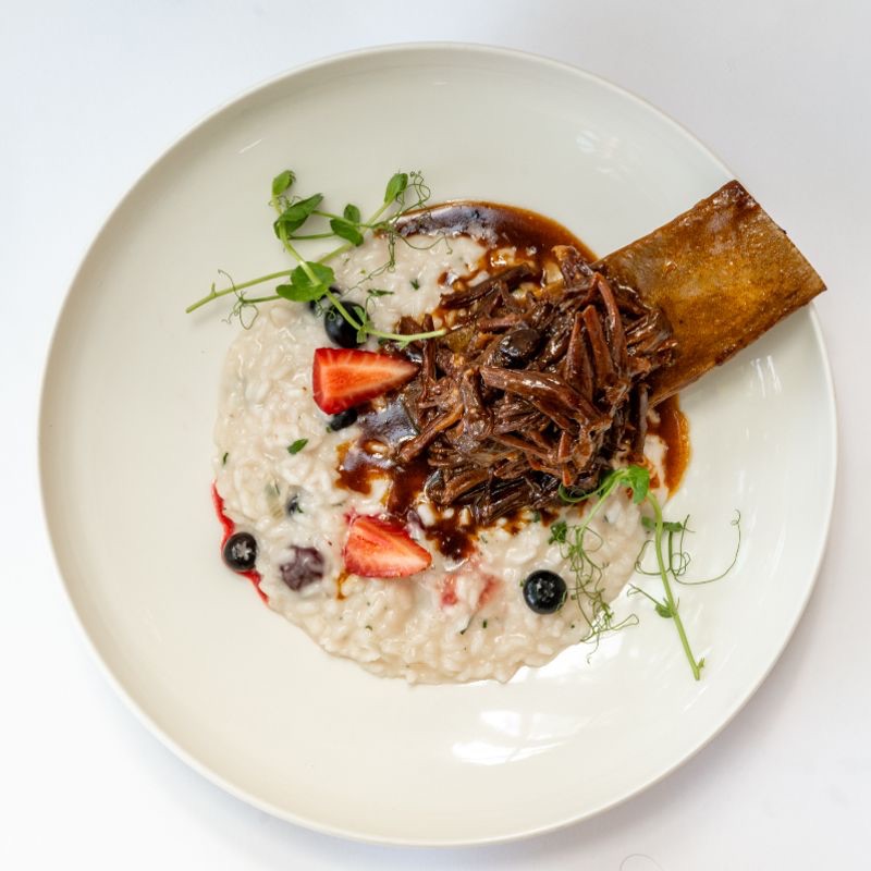 Costolette di Manzo - Uzakdoğu Usulü Kök Sebzelerle Ağır Ateşte Pişirilmiş Dana Kaburga, Limon Grass ve Orman Meyveli Risotto ile,