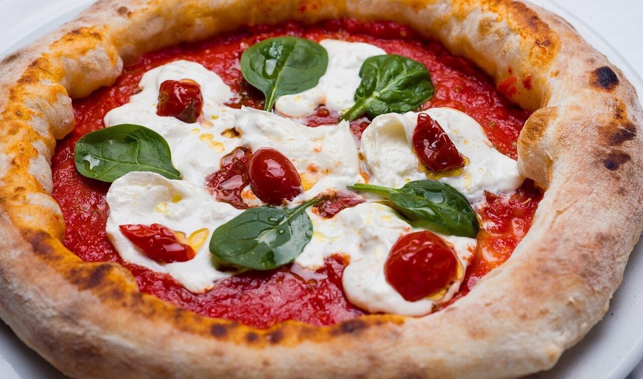 Pizza Napoletana - Domates Sos, Fior di Latte Taze Mozzarella, Domates, Taze Fesleğen ve Ayvalık Zeytinyağı ile,