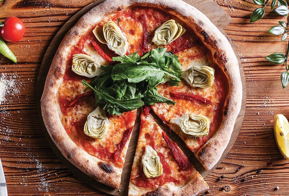 PizzÈ Ćarciofo - (Vegeterian) Pesto Sos, Mozzarella, Çeri Domates,Enginar Kalbi,Mantar, Hafif Sarımsaklı Zeytinyağ, Roka ve Parmesan Rende