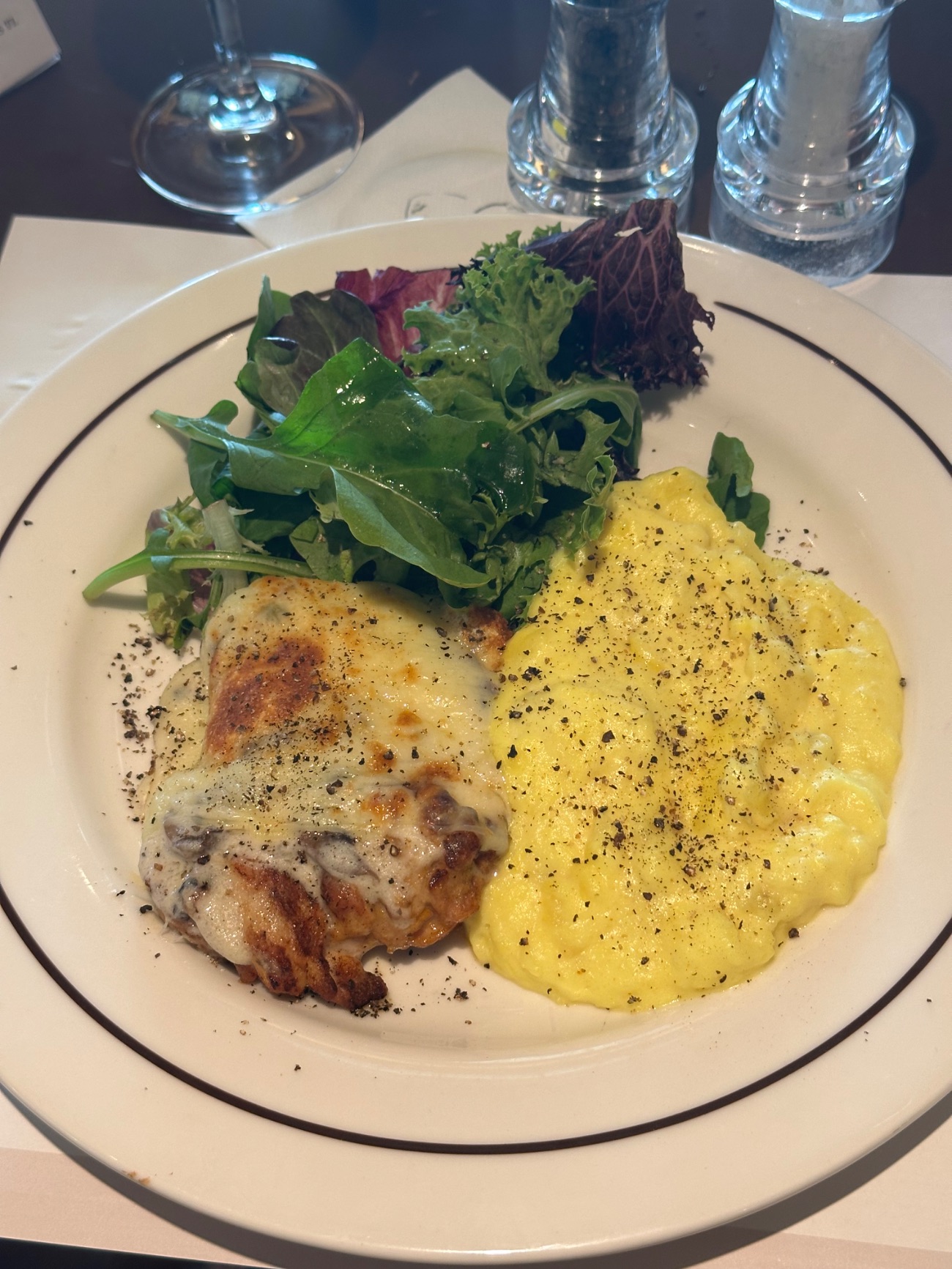 Griglia Formaggio - 200-220 Gr. Grilled Chicken Thighs, White Sauce with Forest Mushrooms, Melted Cheese, Mashed Potatoes and Mascolin Salad