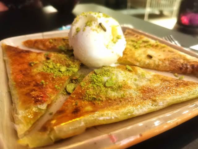 Pistacchio Croccante - Vanilyalı Dondurma Eşliğinde Antep Fıstıklı Katmer Tatlısı