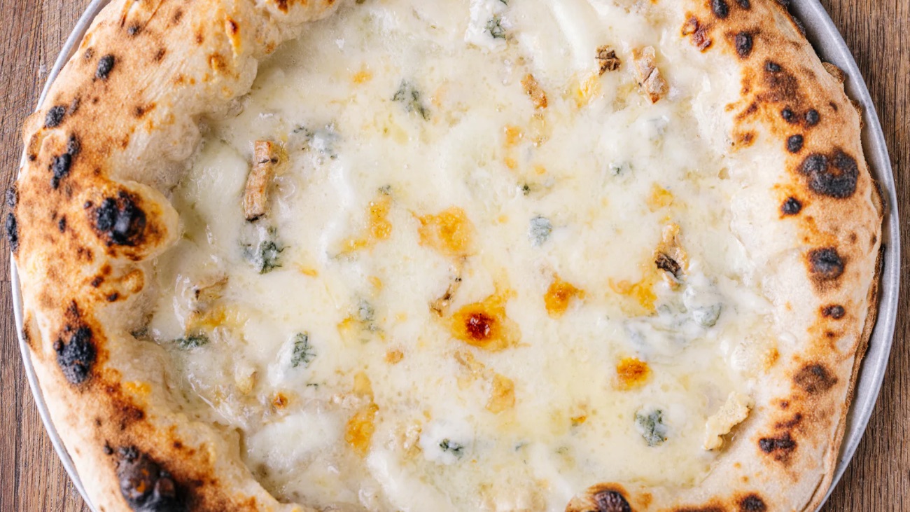 Pizza Quattro Formaggi - Domates sos, Cheddar Peynir, Gorgonzola (rokfor) Peynir, Grano Padano (Parmesan), Mozarella Peynir, Hafif Ayvalık Zeytinyağ ve Roka