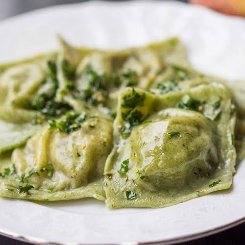 Ravioli Spinaci - 5 Peynirli (Mozzarella, Çedar, Ricotto , Ezine, Rokfor) Taze Ravioli, Ispanaklı Krema Sos.