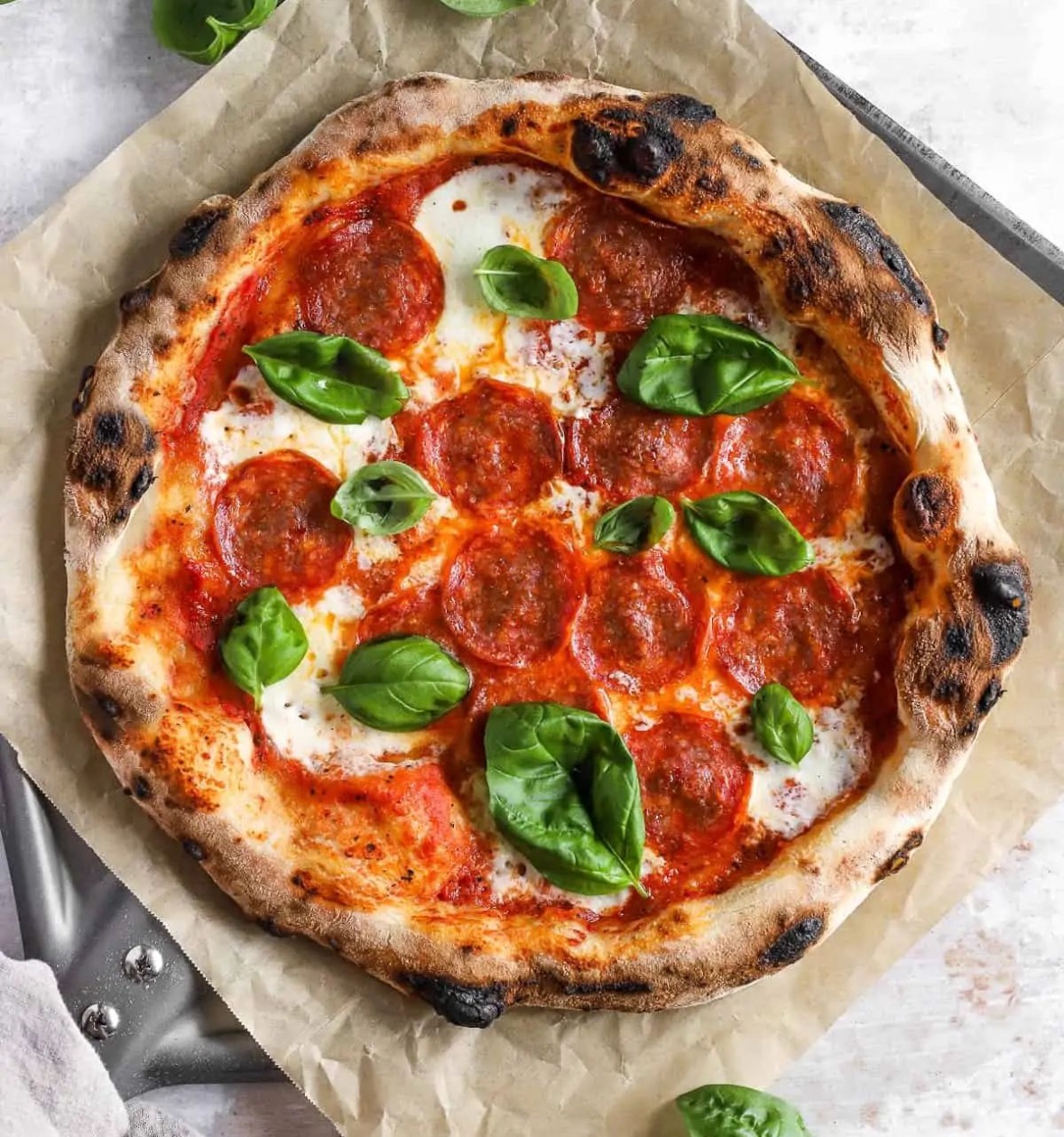 Pizza Pepperoni - Domates sos. Mozzarela, Italyan Pepperoni Füme, Kekik