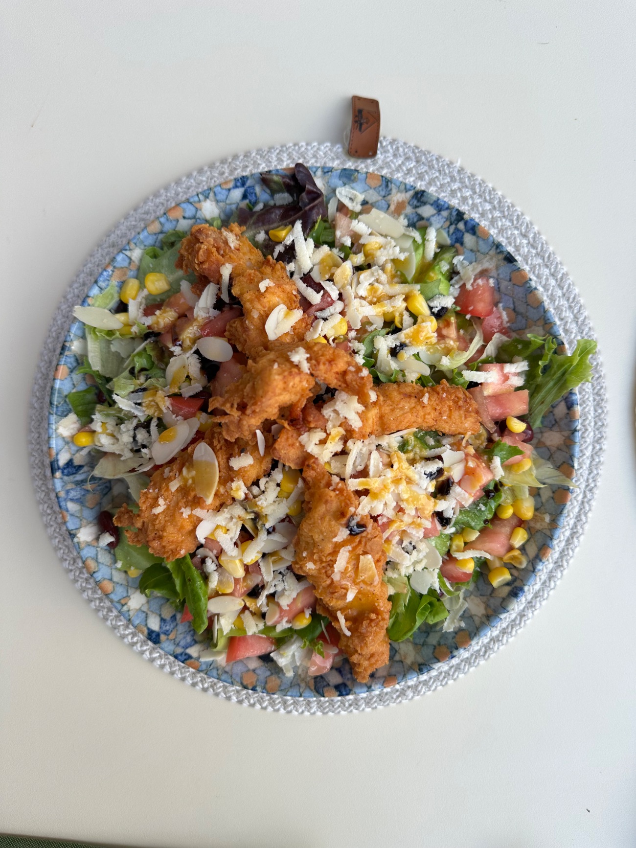 Insalate Gamberetto - Çıtır Jumbo Karidesler, Akdeniz Ege Yeşillikleri, Avokado Dilimleri, Grano Padano Parmesan, Badem Kırıkları, Kiraz Domates, Mısır Tane, Ayvalık Zeytinyağ, Fesleğen sos