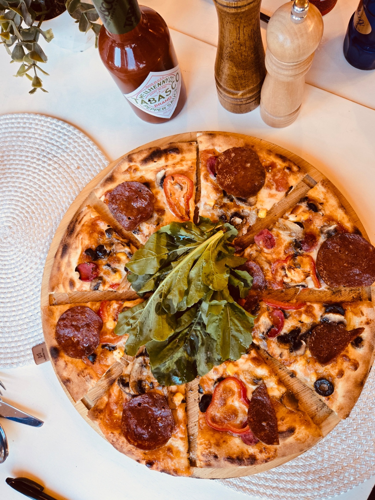 Pizza Gastronomia - Özel domates sosu, mozzarella peyniri, dana sucuk, sosis,füme jambon, mantar, yeşilbiber, siyah zeytin, mısır