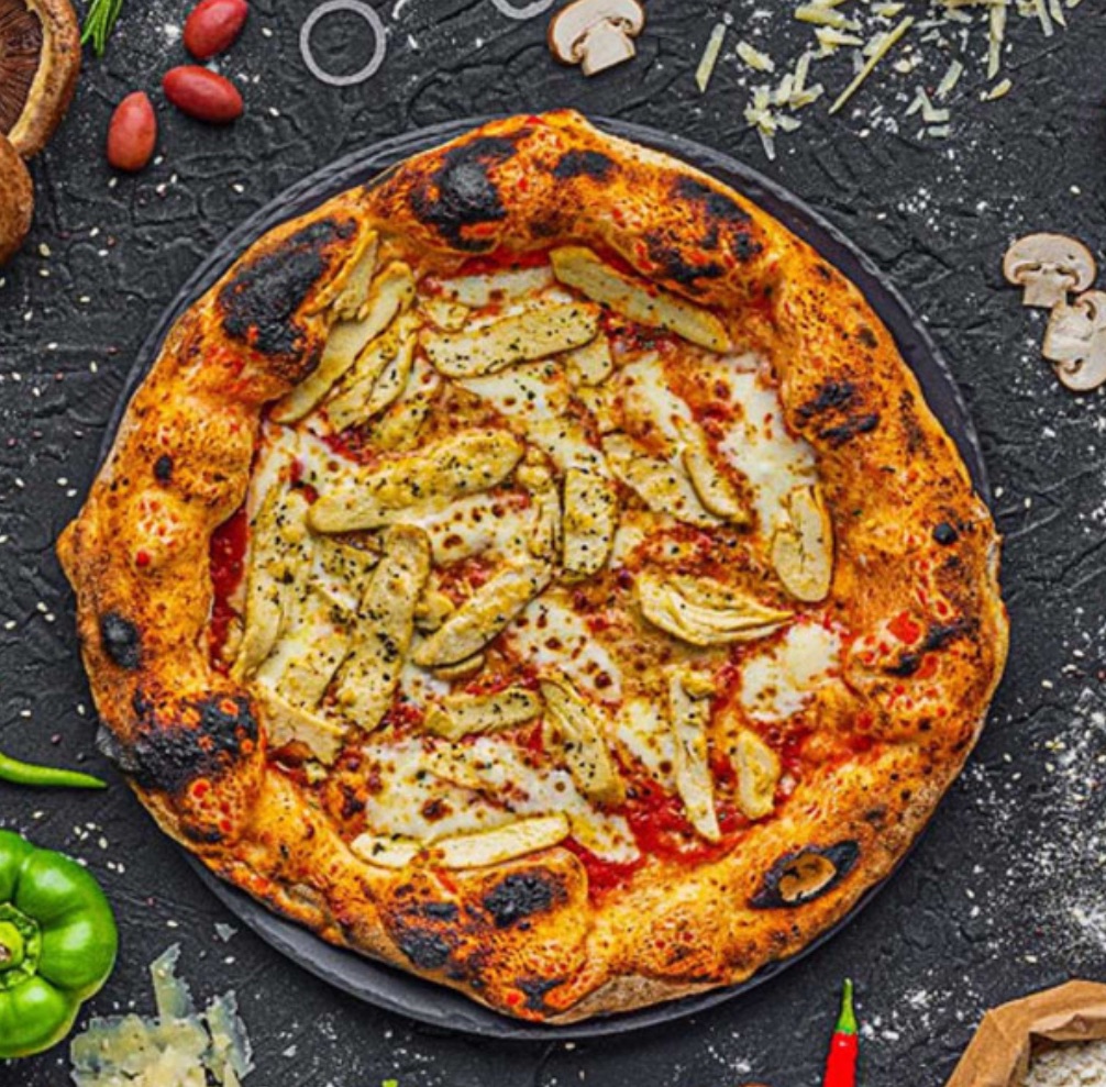 Pizza Pollo - Domates Sos, Mozzarella, Jülyen Tavuk Parçaları, Renkli Biberler, Mantar, Mısır, Siyah Zeytin ve Kırmızı Soğan