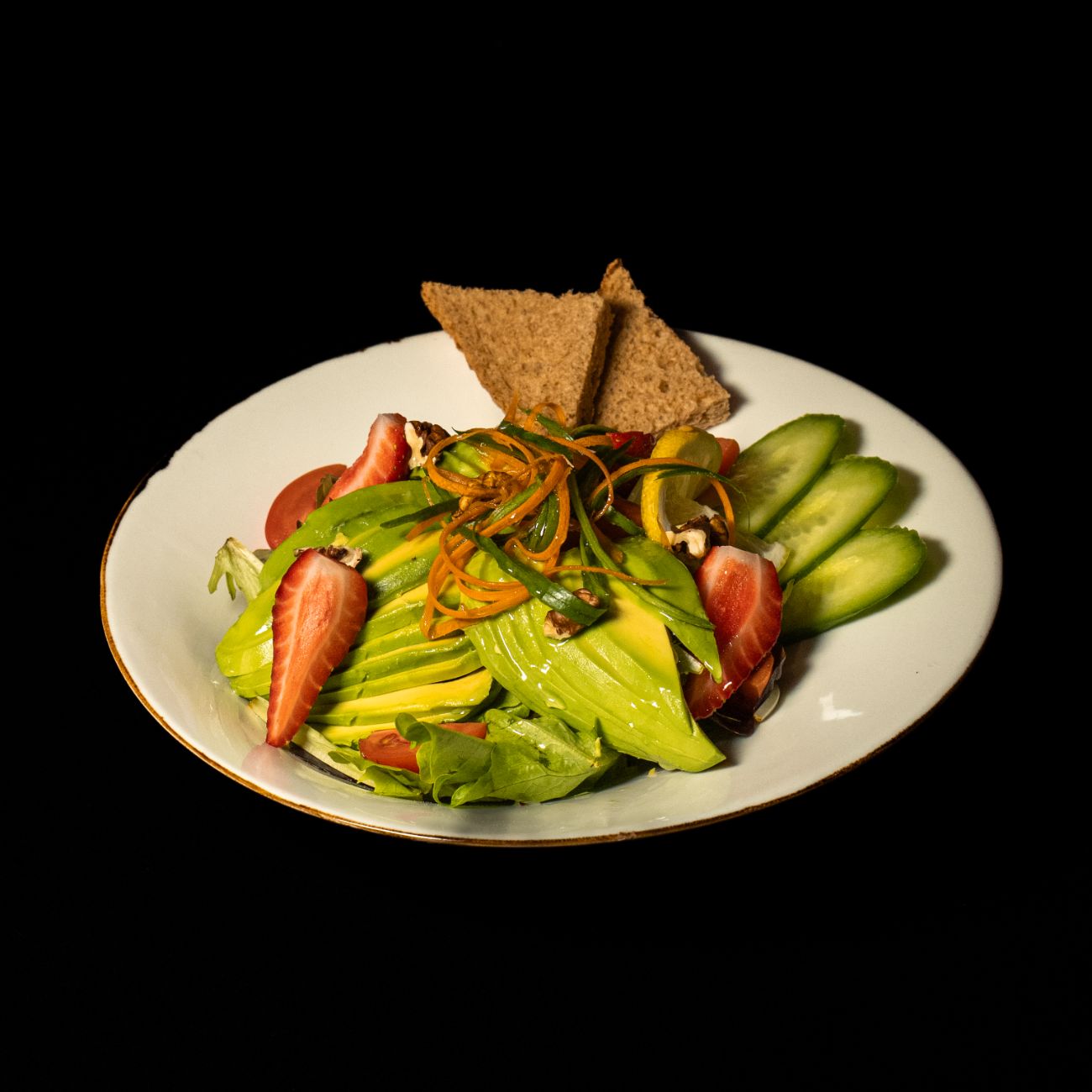 AVAKADO SALATASI - Avokado, Akdeniz Yeşillik, Çeri, Salatalık, Mısır,  Parmesan, Grissini, Siyah Zeytin (Pesto Sos ve Nar Ekşisi İle)