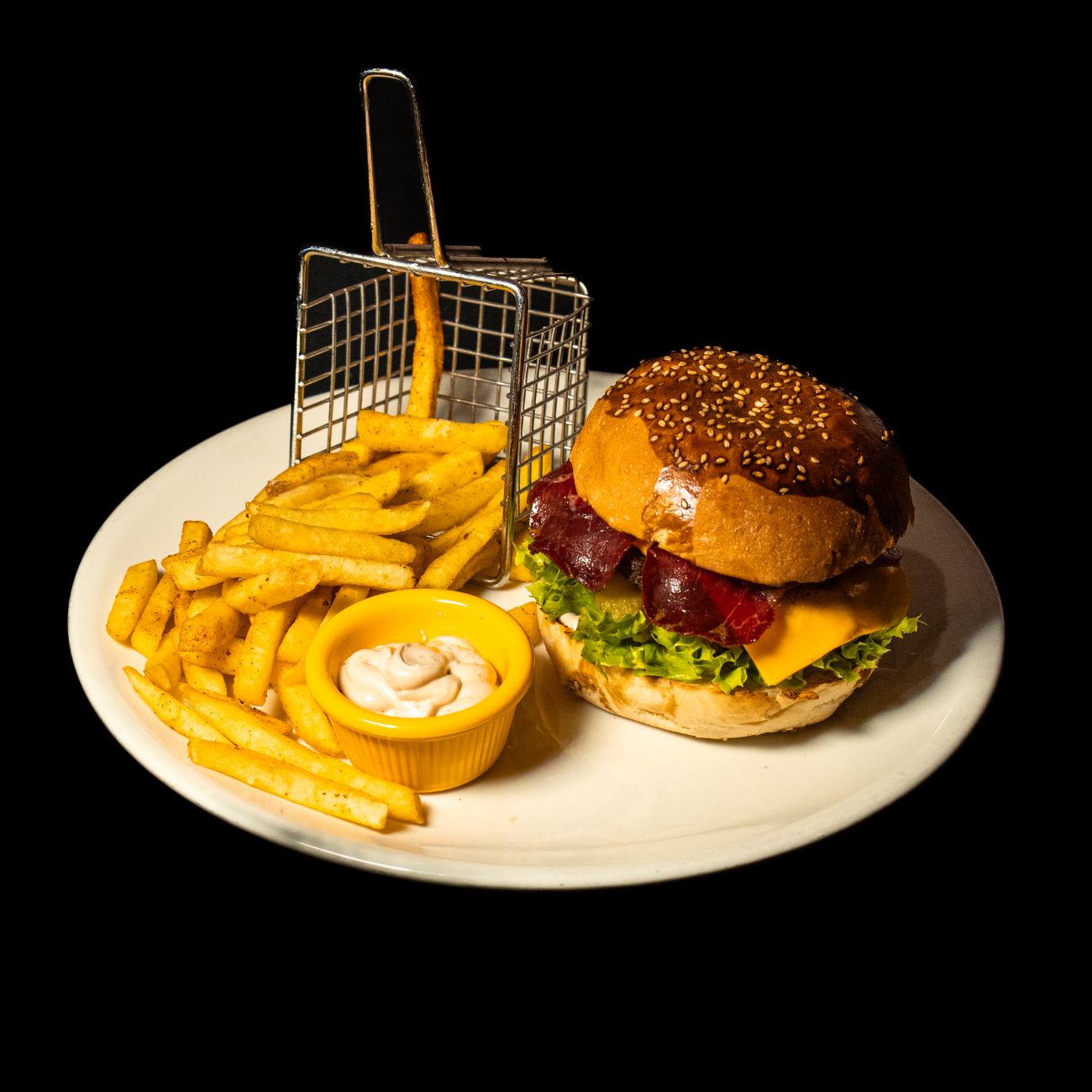 MEAT BURGER - Dana Köfte(160g), Pastırma(20g), Cheeddar Peyniri, Kıvırcık Marul, Kornişon, Karamelize Soğan (Burger Sos ile)