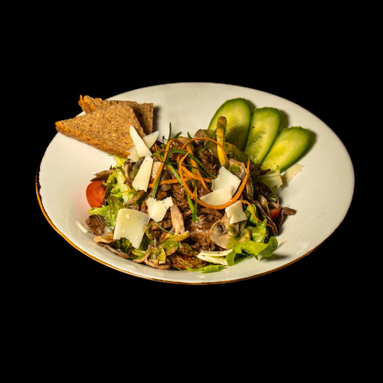 BİFTEKLİ SALATA - 70 gr. Dana Bonfile, Akdeniz Yeşillik, Çeri, Havuç, Kırmızı - Yeşil Kapya, Mantar, Mısır, Baby Mısır, Siyah Zeytin, Salatalık, Parmesan, Grissini, Worcestershire Sos, Pesto Sos