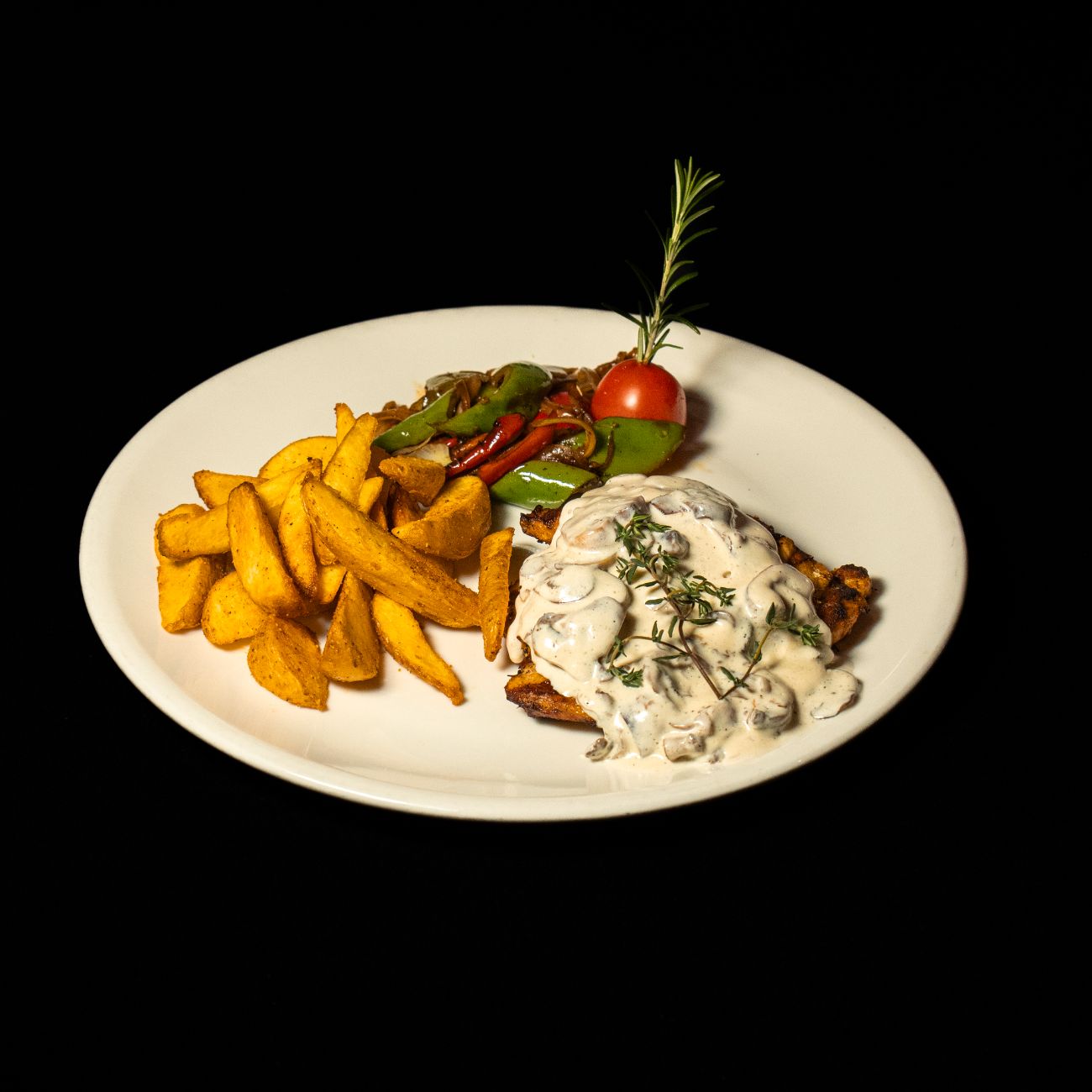 MANTAR SOSLU PILIÇ IZGARA - Tavuk Bonfile(280g), Mantar, Kırmız-Yeşil Kapya, Soğan, Sıcak Krema, Tereyağ, Çeri Domates, Elma Dilimi Patates