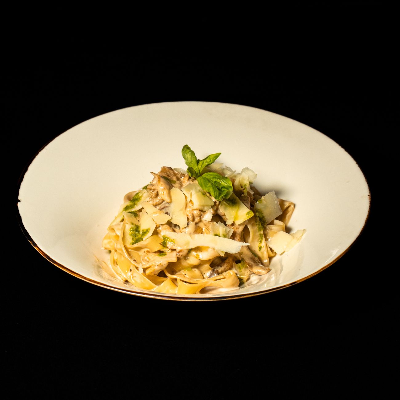 FETTUCCINE ALFREDO - Fettuccini,80 gr. Tavuk Bonfile, Mantar, Oyster Sos, Krema, Parmesan