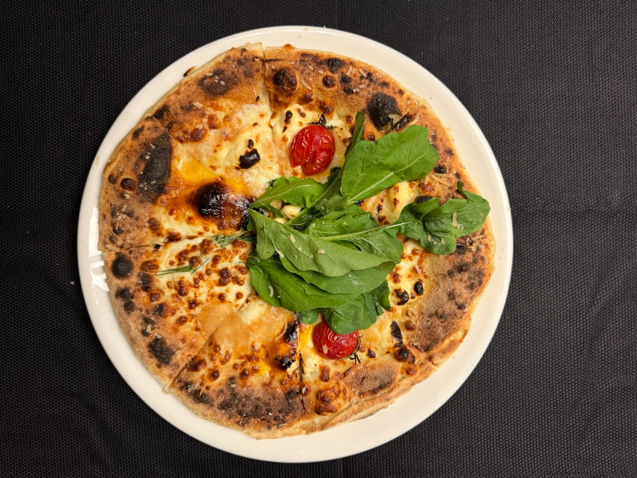 PIZZA QUATTRO FORMAGGI - Ricotta, Cheddar, Parmesan, Mozzarella, Roka, Çeri Domates, Pesto sos