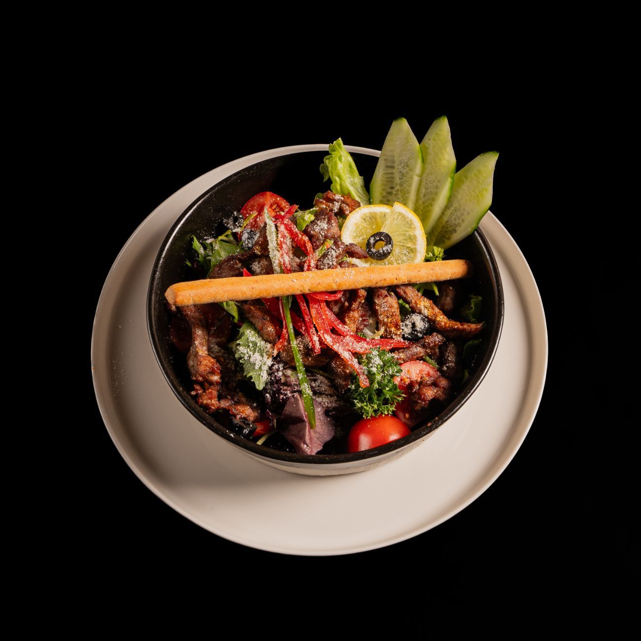 BİFTEKLİ SALATA - 70 gr. Dana Bonfile, Akdeniz Yeşillik, Çeri, Havuç, Kırmızı - Yeşil Kapya, Mantar, Mısır, Baby Mısır, Siyah Zeytin, Salatalık, Parmesan, Grissini, Worcestershire Sos, Pesto Sos