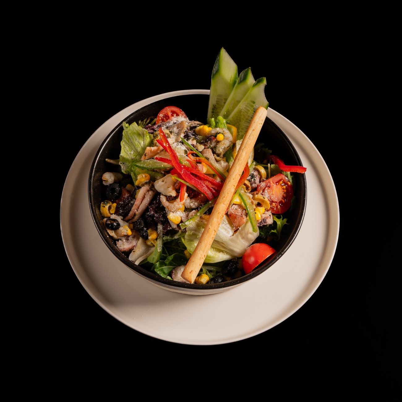 DENİZ MAHSÜLLERİ SALATASI - 50 gr. Somon, 50 gr. Karides, 50 gr. Kalamar,  Akdeniz Yeşillik, Çeri, Salatalık,  Mısır, Siyah Zeytin, Parmesan,  Grissini , Worcestershire Sos,