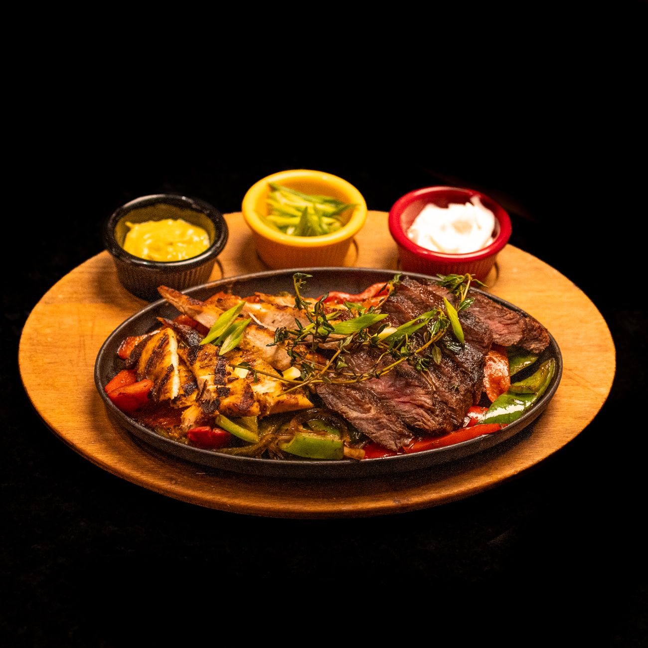 MEXICAN KOMBO FAJITA - Et Bonfile(140g), Tavuk Bonfile(130), Kırmızı - Yeşil Kapya, Kuru Soğan, Taze Soğan, Mantar, Mısır, (Tortilla, Pesto Sos, Avokado Sos, Range Sos ile)