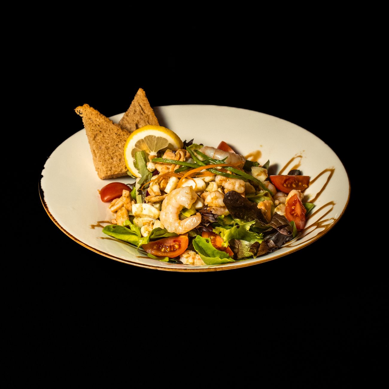 DENİZ MAHSÜLLERİ SALATASI - 50 gr. Somon, 50 gr. Karides, 50 gr. Kalamar,  Akdeniz Yeşillik, Çeri, Salatalık,  Mısır, Siyah Zeytin, Parmesan,  Grissini , Worcestershire Sos,