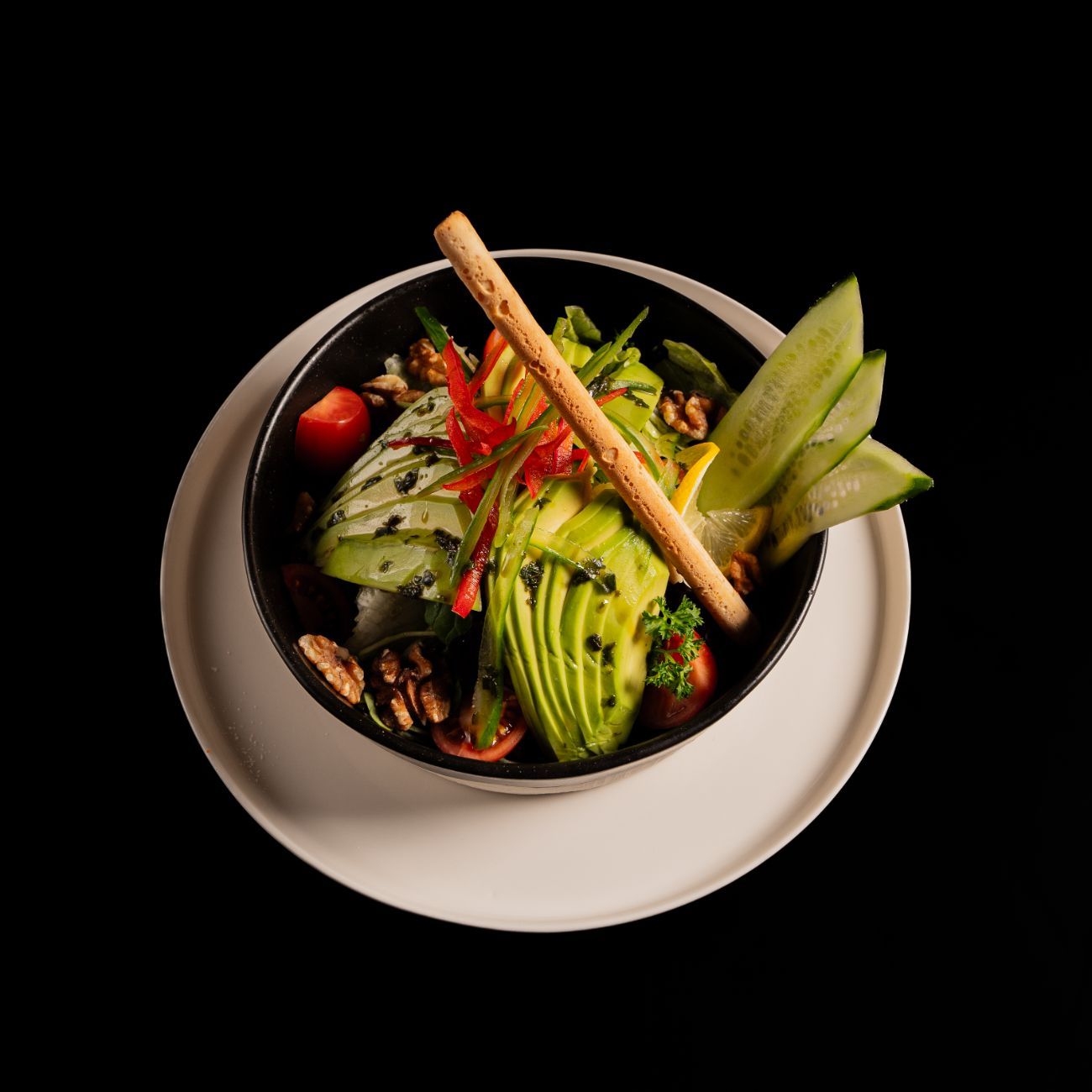 AVAKADO SALATASI - Avokado, Akdeniz Yeşillik, Çeri, Salatalık, Mısır,  Parmesan, Grissini, Siyah Zeytin (Pesto Sos ve Nar Ekşisi İle)