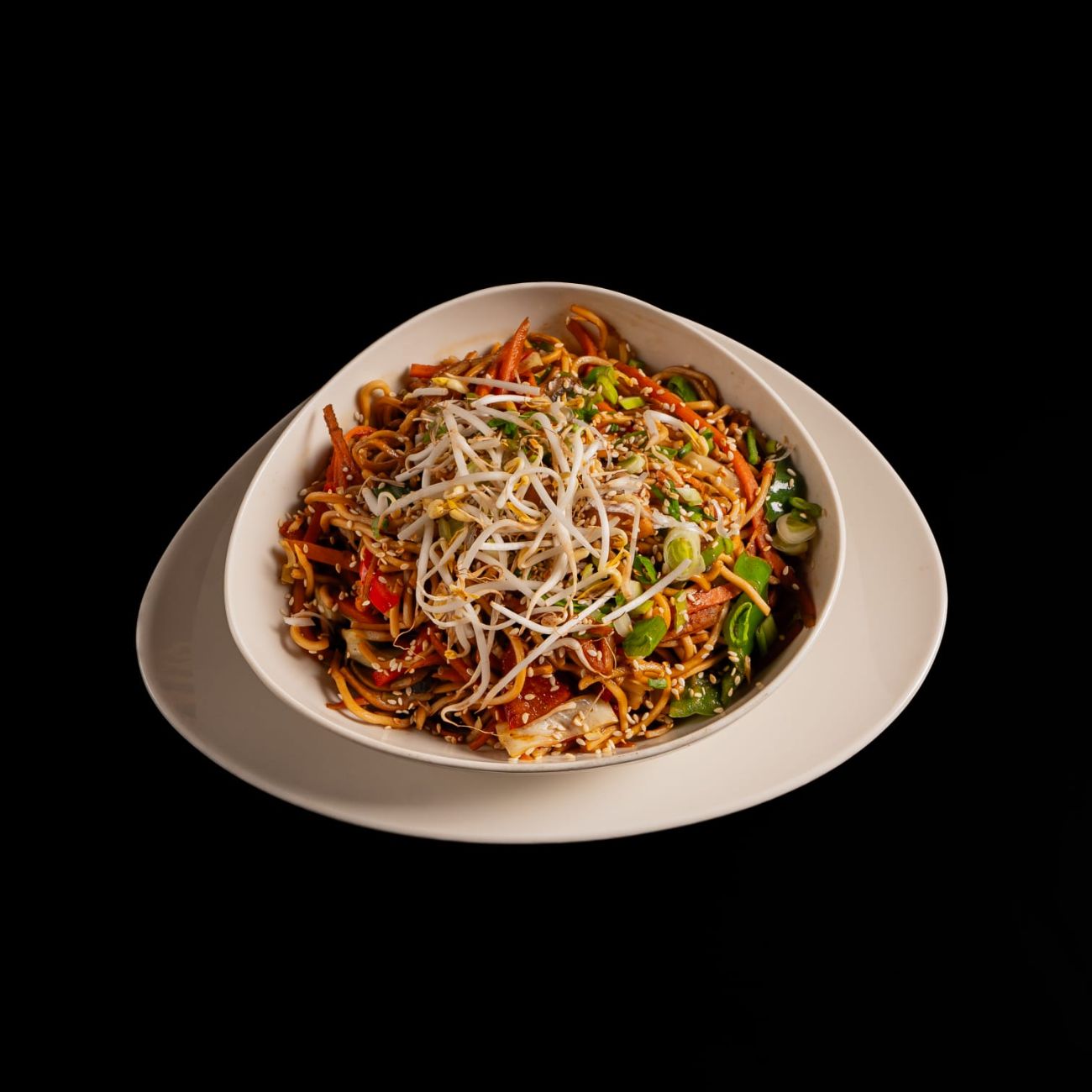 DENİZ MAHSULLERİ NOODLE - Noodle, 50 gr. Somon, 50 gr. Karides, 50 gr. Kalamar,  Havuç, Kırmızı-Yeşil Kapya, Lahana, Mantar, Soya Filizi, Taze Soğan, Susam, Soya Sosu