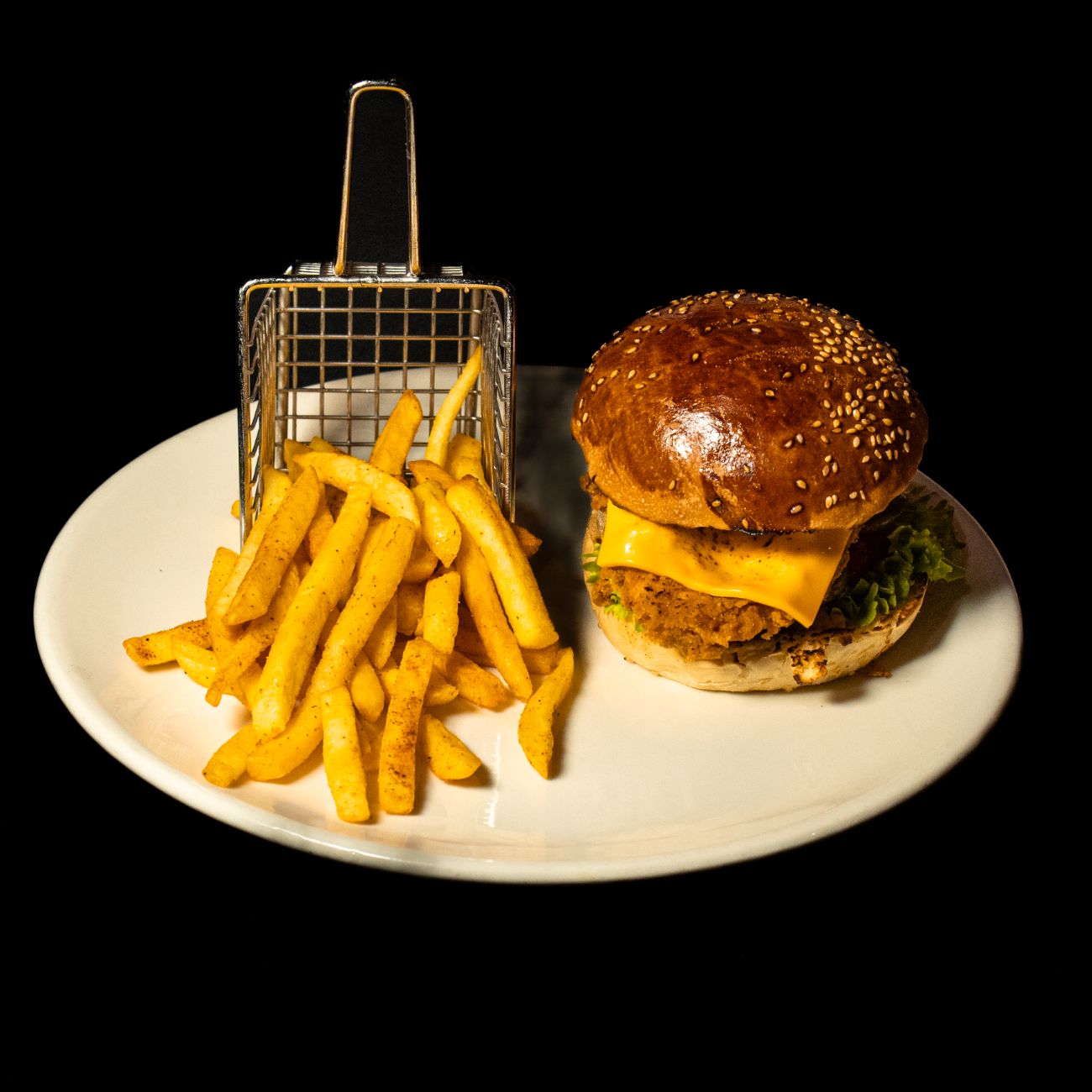 TAVUK BURGER - 120 gr. Tavuk Bonfile,Chedar Peyniri, Kıvırcık Marul, Domates, Kornişon (Patates Cips ile)