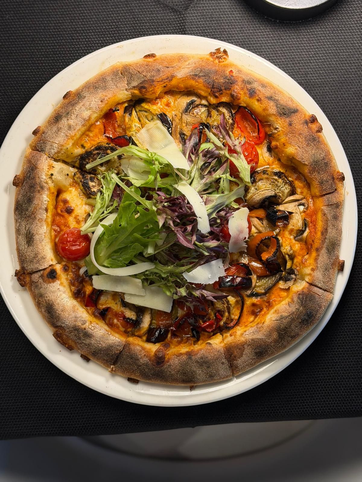 PIZZA VERDE - Domates Sos, Mozzarella, Kapya Biber, Kabak, Patlıcan, Mantar, Çeri Domates, Pesto Sos