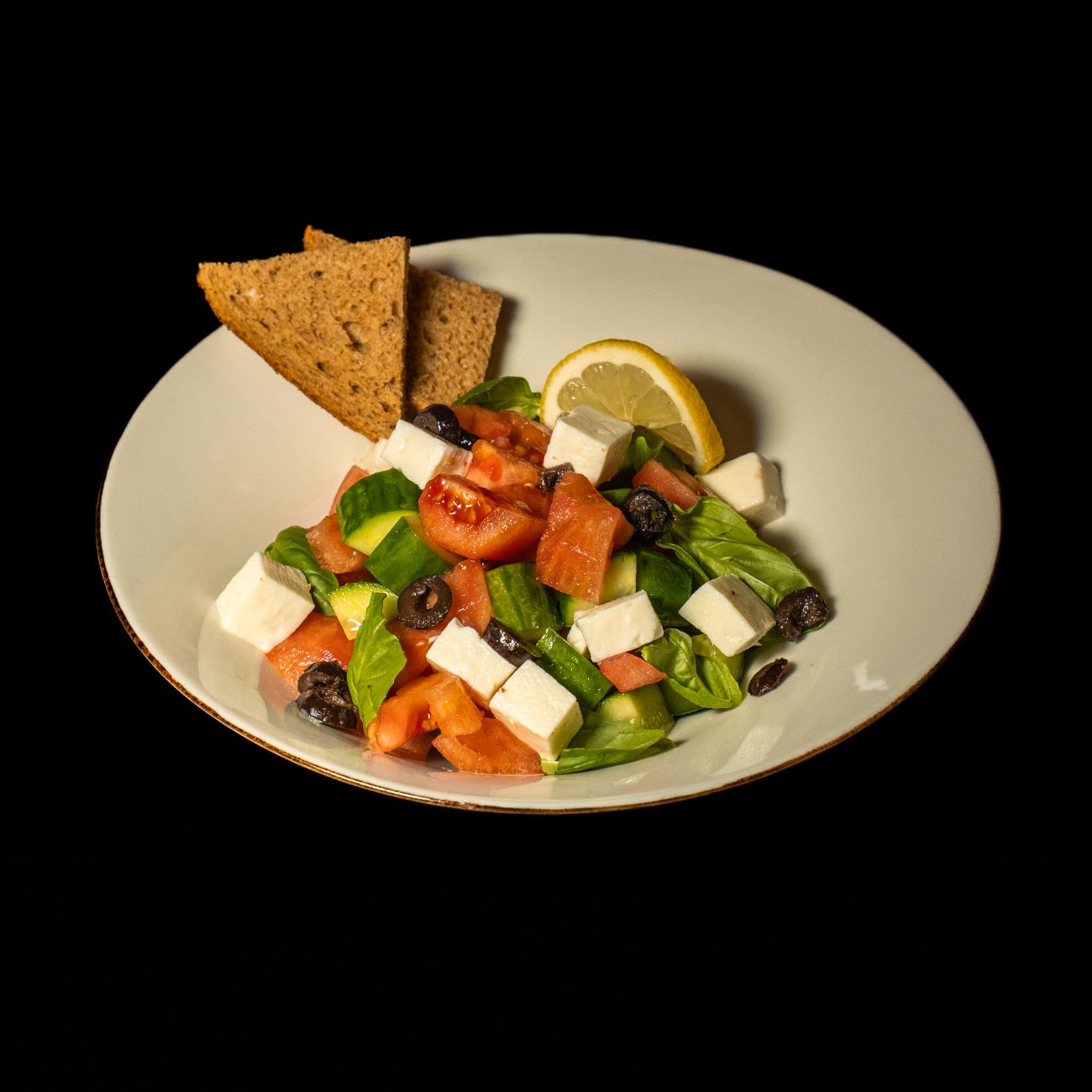 YUNAN SALATASI - Salatalık, Domates, Beyaz Peynir, Fesleğen, Siyah Zeytin, (Tam Buğday Ekmek ile)