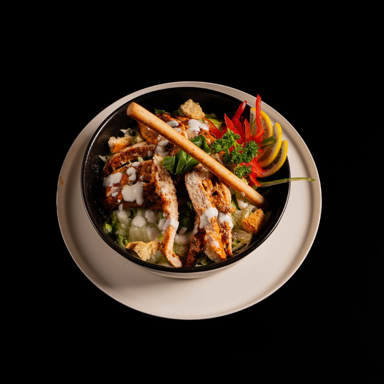 SEZAR SALATA - 120 gr. Tavuk Bonfile, Iceberg, Limon, Salatalık, Parmesan, Grissini, Kroton Ekmek, Sezar Sos