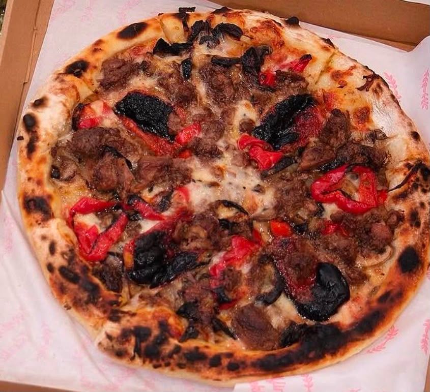 PIZZA CON KAVURMA - Domates Sos, Mozzarella, Mantar, kavurma, Karamelize soğan,  Izgara Paprika Biberleri