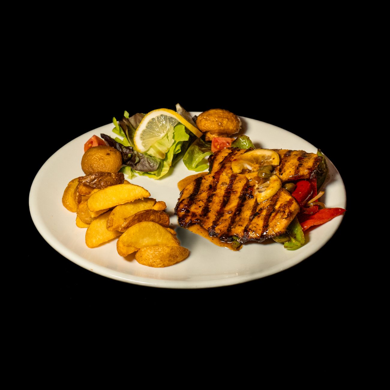 PİLİÇ PICCATA - 250 gr, Tavuk Bonfile, Kırmızı ve Yeşil  Kapya, Mantar, Soğan, Kapari, Limon, Erik Sos, Elma Dilim Patates, Akdeniz Yeşillik