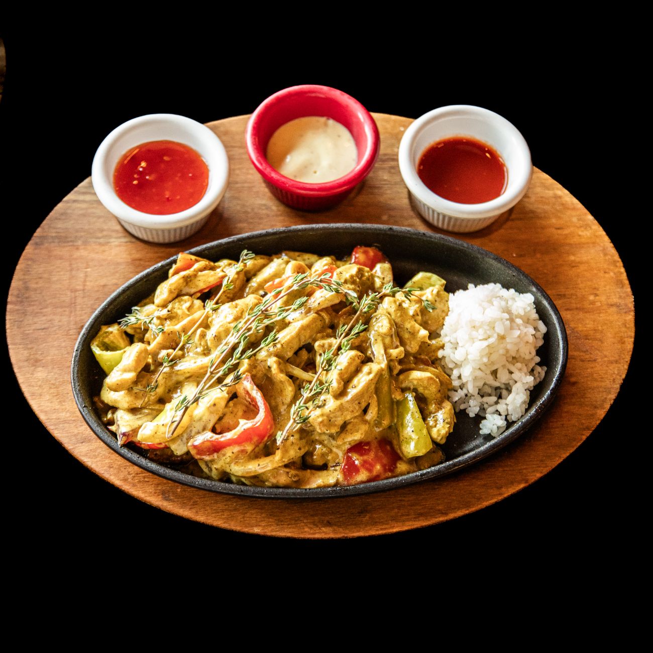TIKKA MASALA TAVUK - 270 gr. Tavuk Bonfile, Soğan, Kırmızı-Yeşil Kapya, Tikka Masala Baharatı, Krema, Tereyağı, Tuz, Karabiber, Pilav, Tortilla Ekmeği (Salsa-Avakado-Range Sos ile)