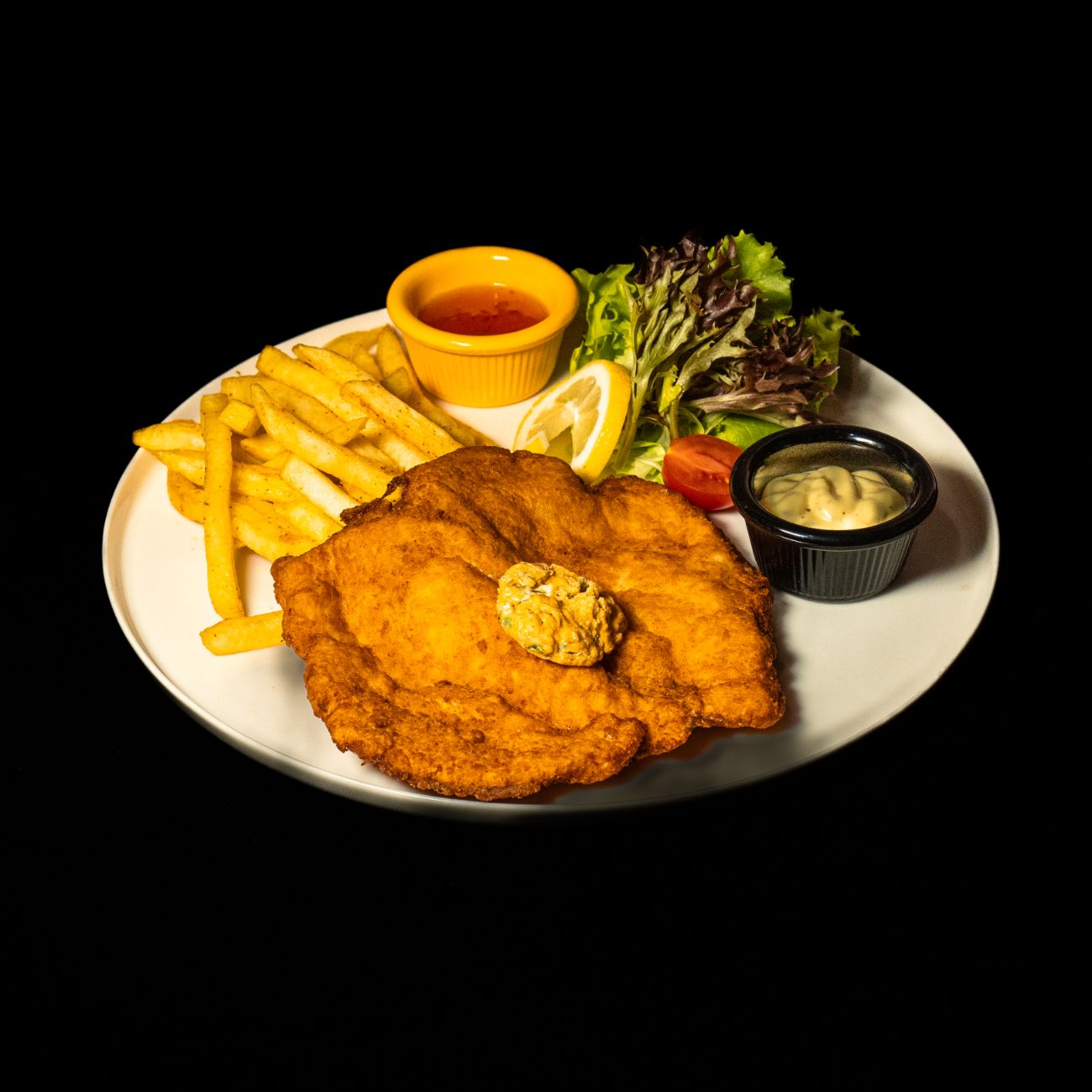 VİYANA USULÜ TAVUK SCHNITZEL - 230 gr. Tavuk Bonfile (Patates Cips, Akdeniz Yeşillik, Sweet Chili Sos ve Metrotel Yağı ile)