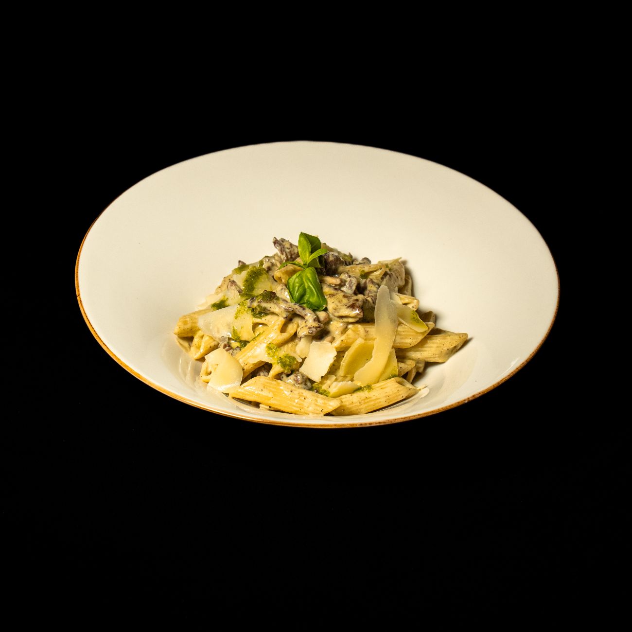 BİFTEKLİ PENNE - 70 gr. Dana Bonfile, Penne, Kırmızı- Yeşil Kapya, Mantar, Krema, Parmesan, Pesto Sos