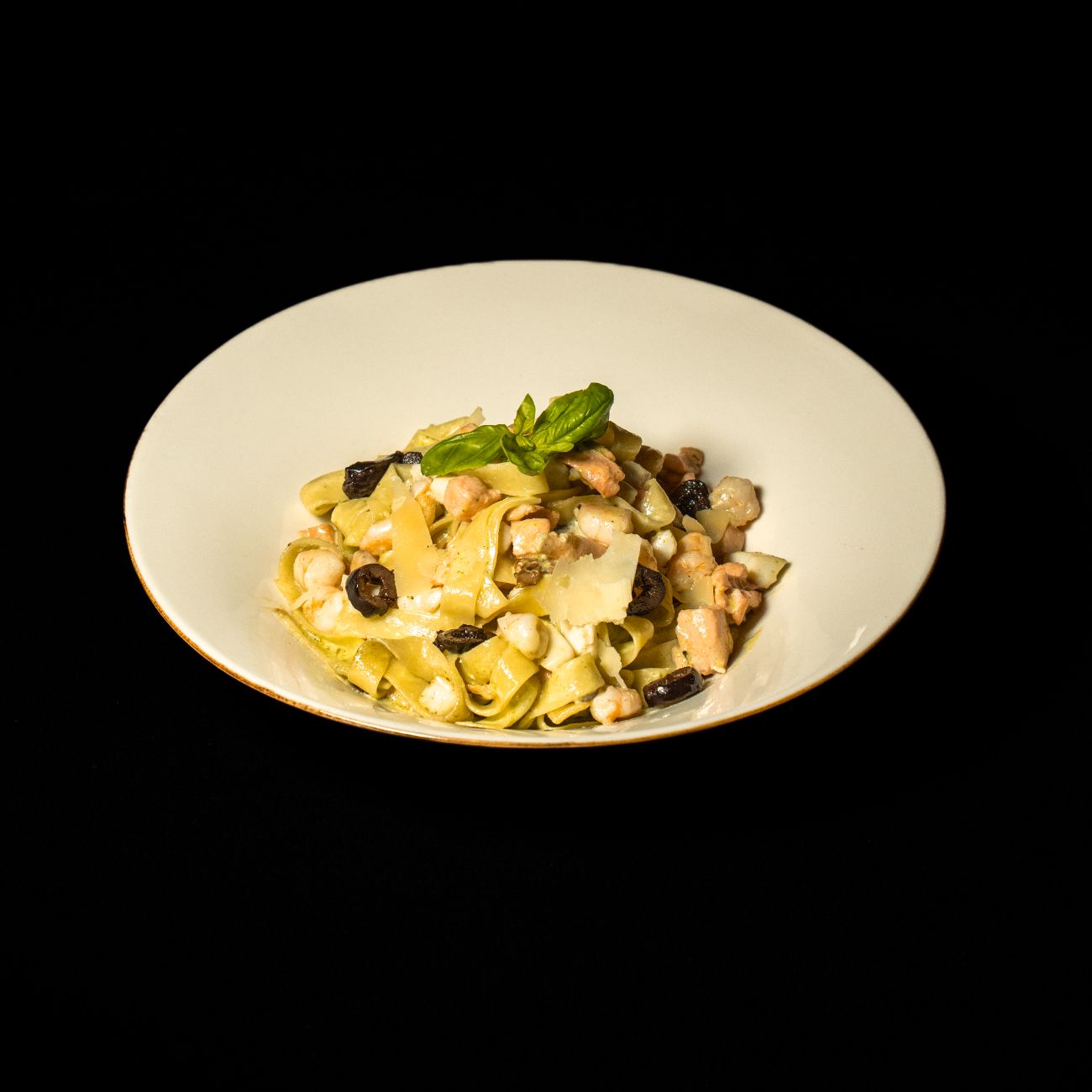 FETTUCCINE di MARE - Fettuccini, 50 gr. Somon, 50 gr. Kalamar, 50 gr. Karides, Krema, Parmesan, Tuz, Karabiber, Pesto Sos