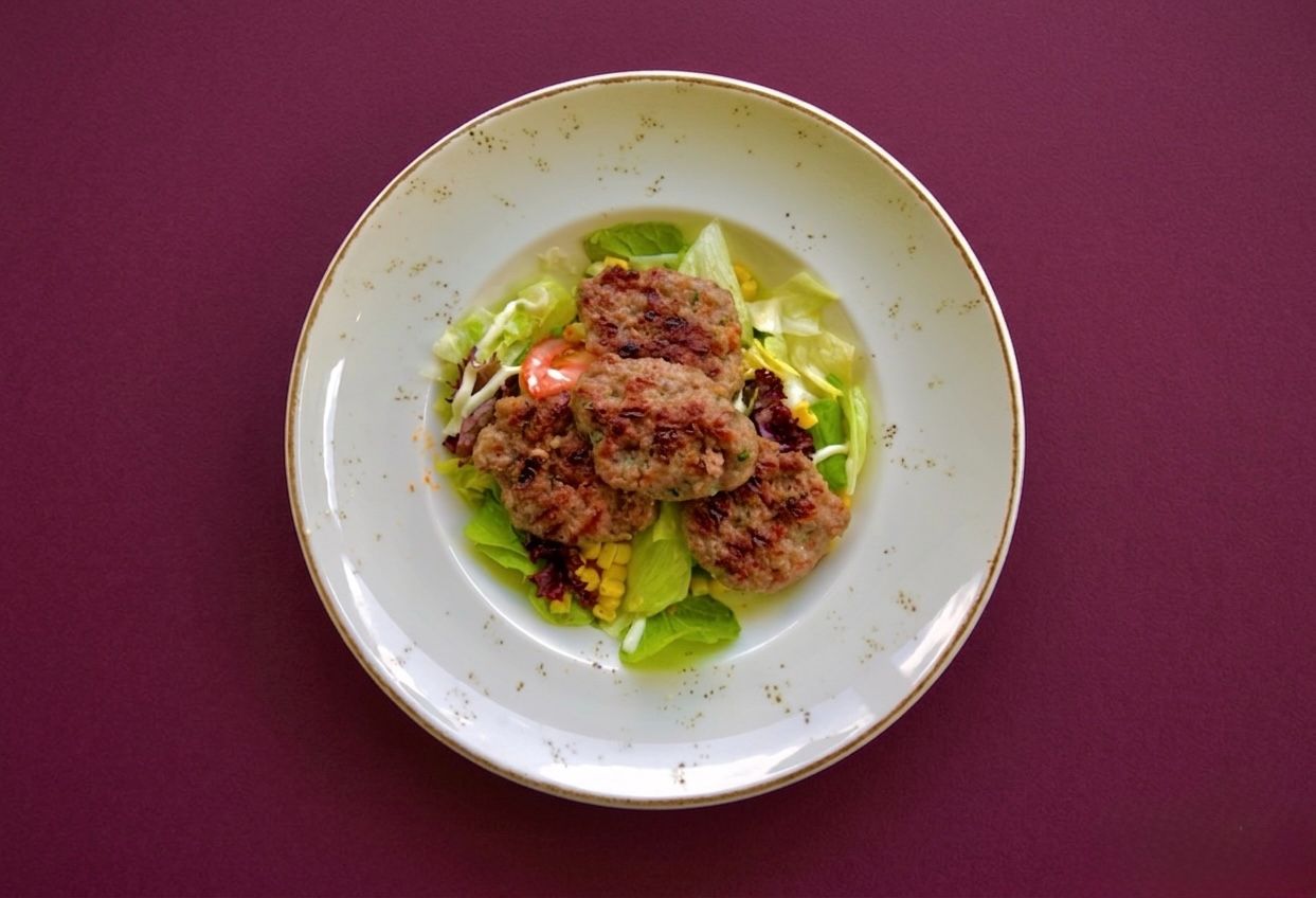 KÖFTELİ SALATA - Roka, marul, domates, salatalık, süt mısır, maydanoz, el yapımı köfte