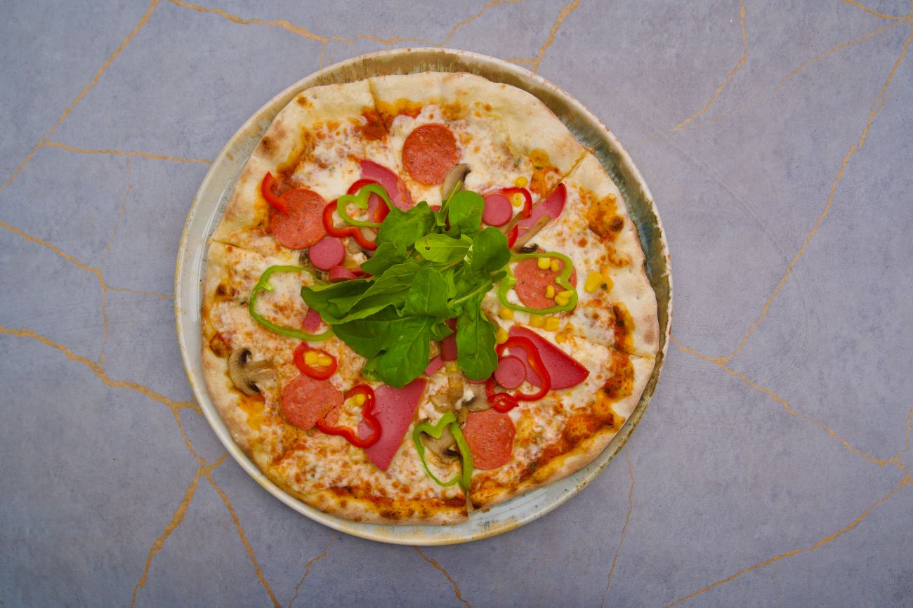 CHEF’S SPECIAL PİZZA - Sucuk, Salam, Sosis, Yeşil Biber, Kırmızı Biber, Mantar, Cheddar Peyniri