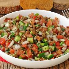 ÇOBAN SALATA - Domates , Salatalık , Yeşil Biber , Mor Soğan , Limon , Zeytinyağı