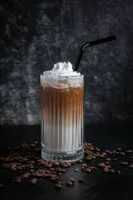 ЛАТТЕ С КАРАМЕЛЬЮ И ЛЕДОМ