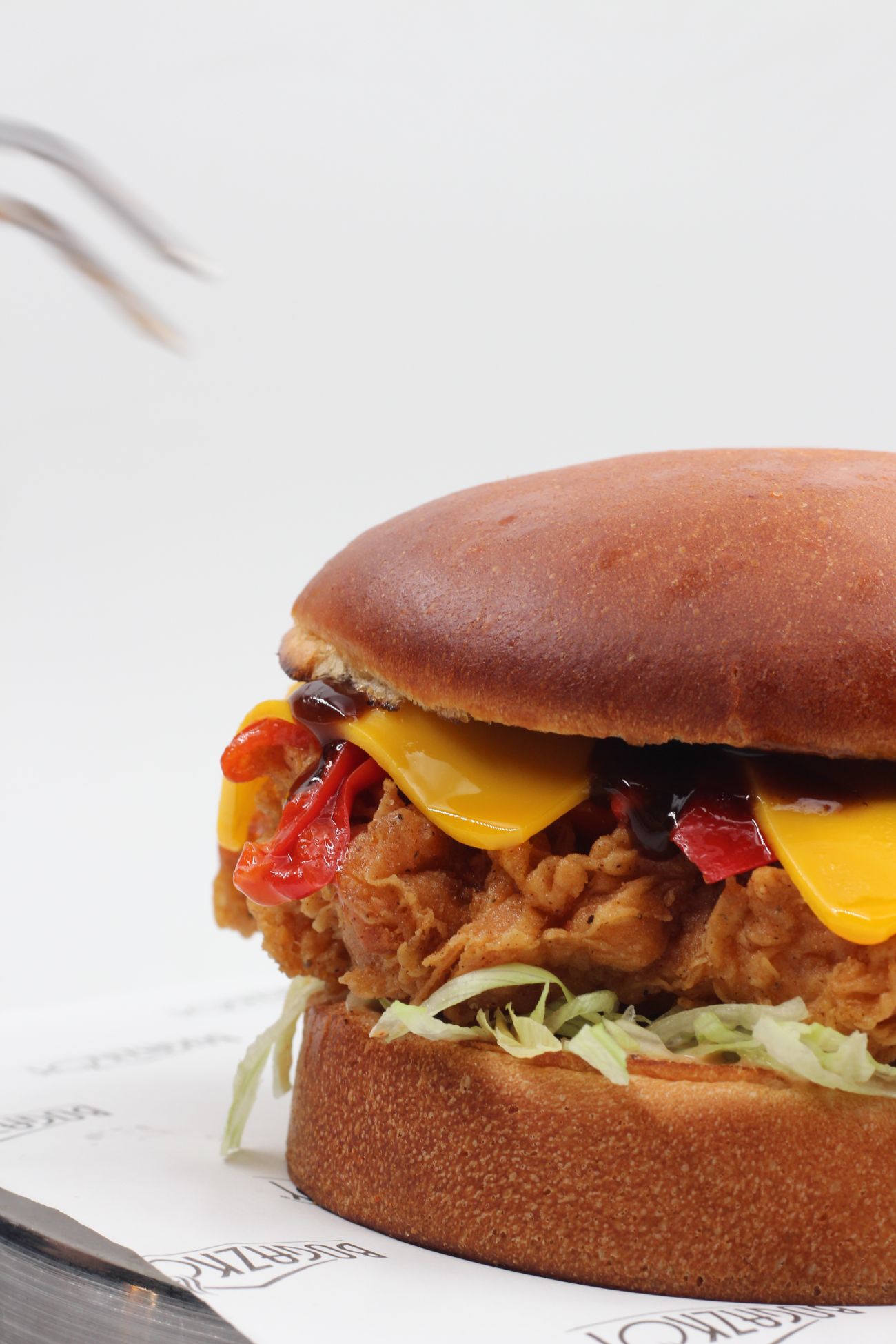 Cheddar Crunchy Burger - Çıtır tavuk, çift cheddar, bbq sos, köz biber, chipotle sos, turşu relish, iceberg.