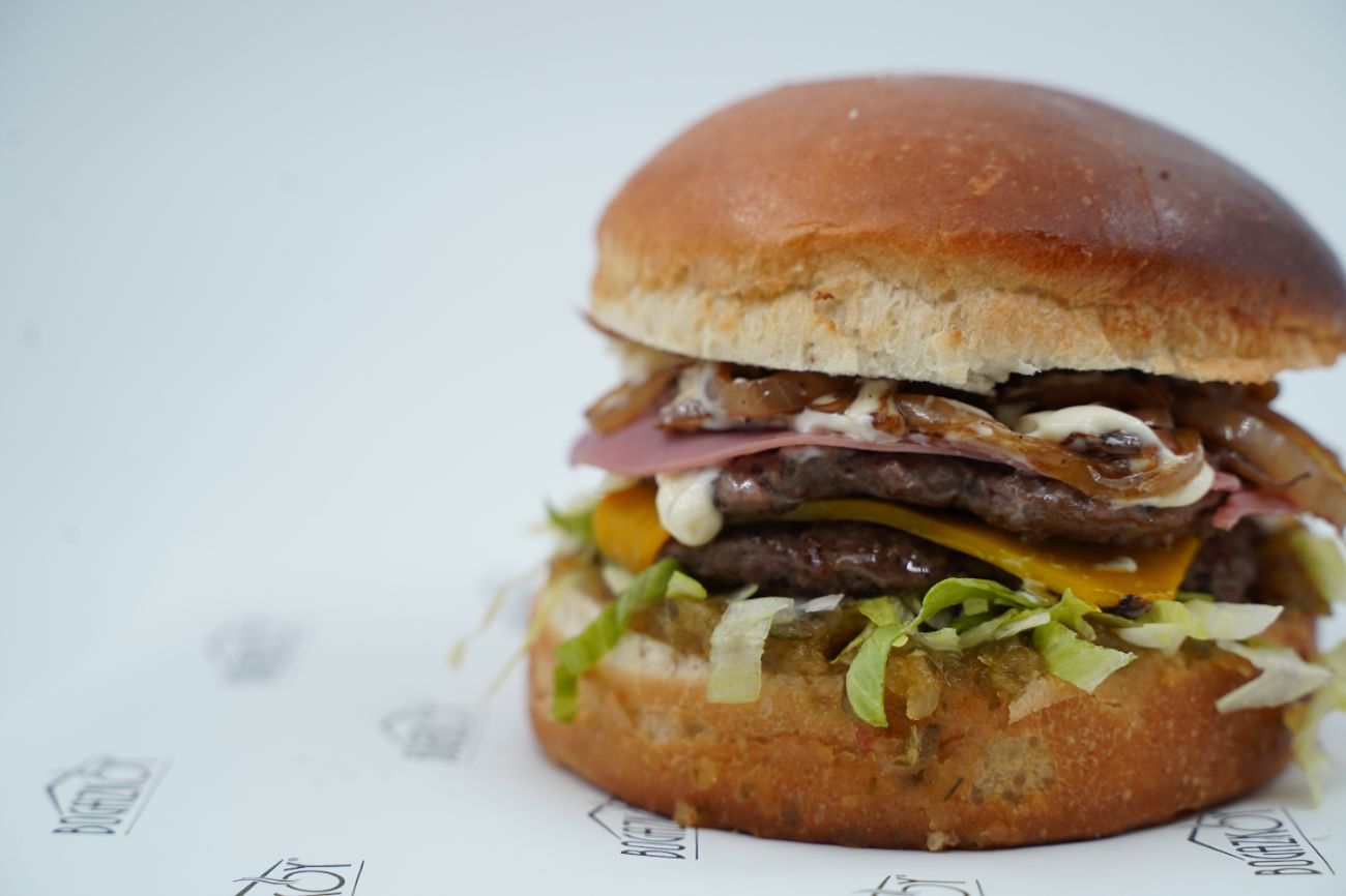 Max Burger - %100 dana eti, trüflü mayonez, füme şarküteri, cheddar, karamelize soğan, iceberg, turşu relish.