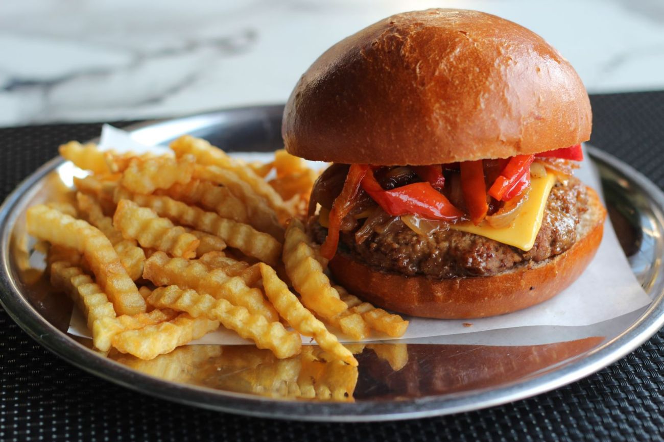 Smokehouse Burger - 140 g burger köftesi, karamelize soğan, köz biber, cheddar peyniri, barbekü sos.