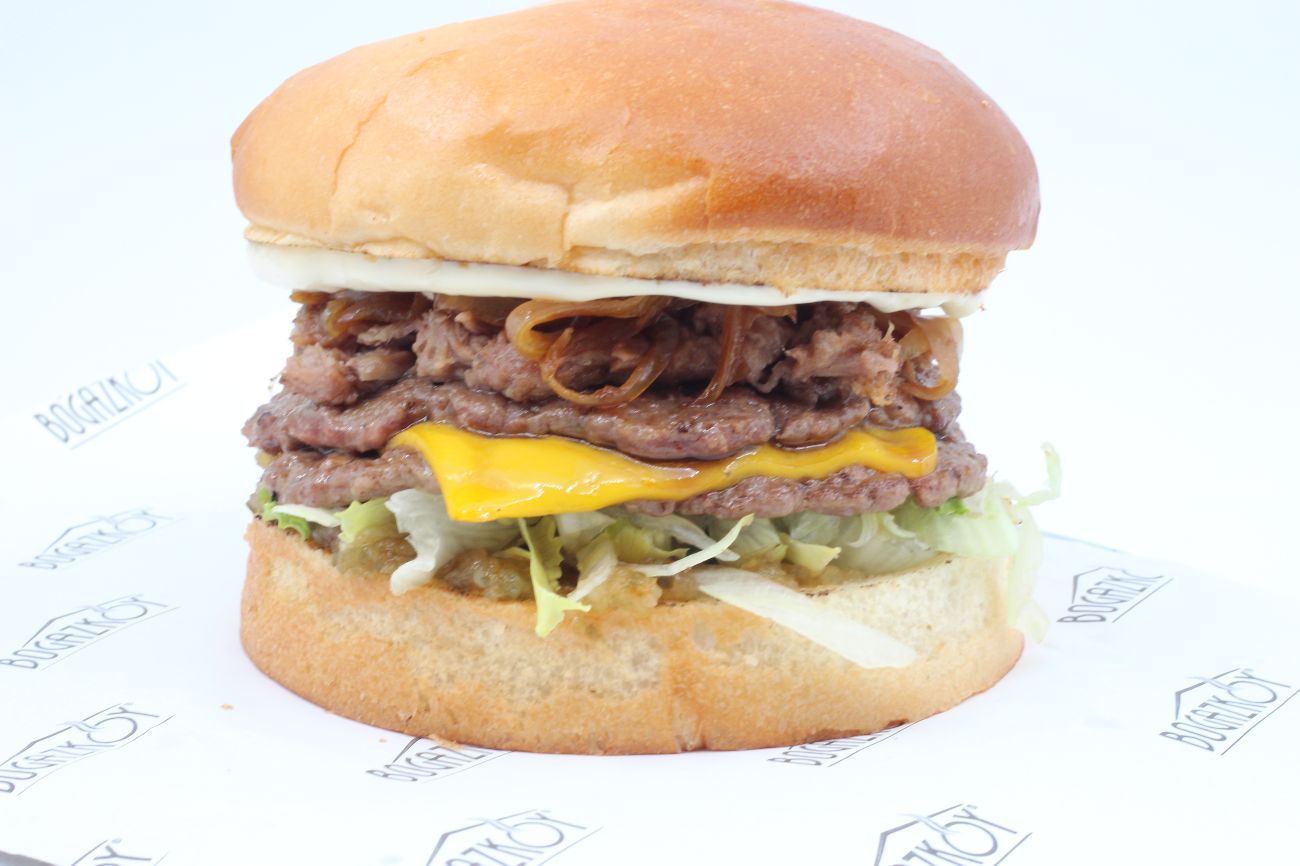 Tiftik Burger - 8 saat ağır ateşte pişmiş kaburga, %100 dana eti, trüflü mayonez, karamelize soğan, cheddar, turşu relish, iceberg.