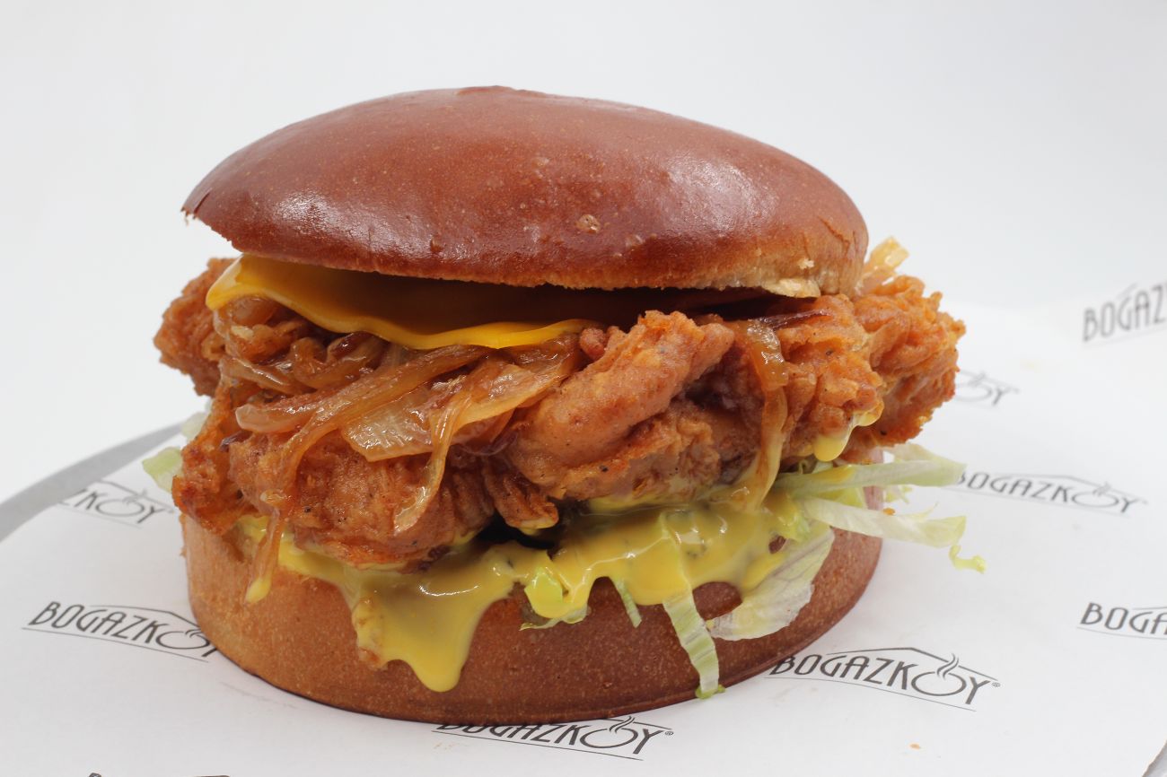 Honey Mustard Burger - Çıtır tavuk, karamelize soğan, ballı hardal, turşu relish, cheddar, iceberg.