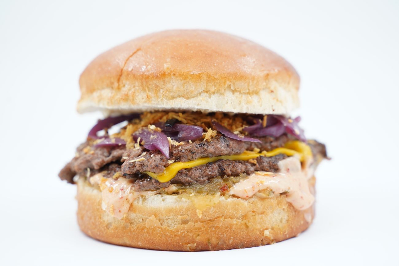 Dynamite Burger - %100 dana eti, soğanlı çıtır, cheddar, soğan turşusu, chipotle sos, turşu relish, iceberg.