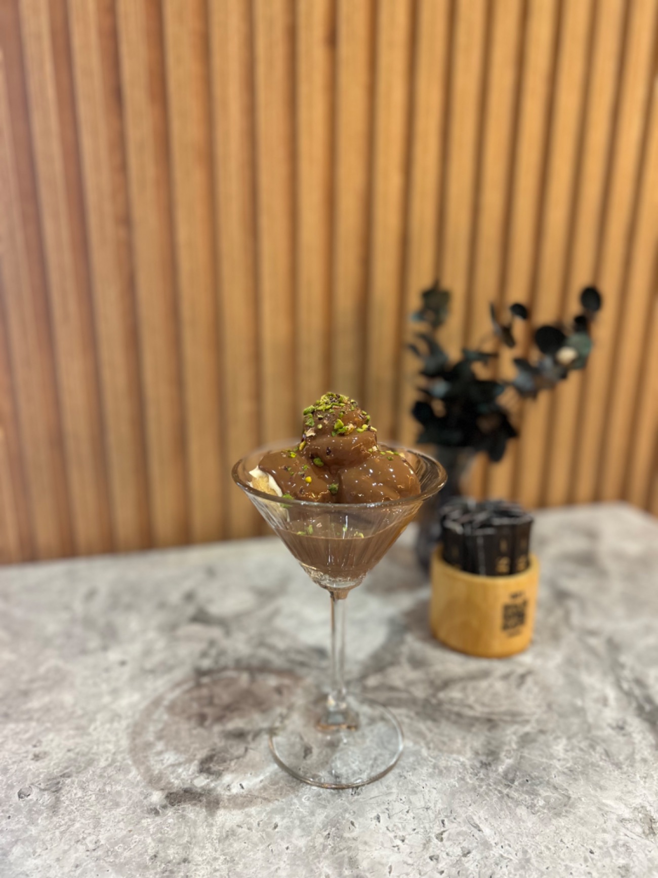 Belçika Çikolatalı Profiterol - Profiteröl içi özel prespero kreması ve üstüne sıcak belçika çikolatası ile servis edilir